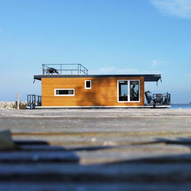 Seitenansicht des Hausbootes während des Ablegens zum Urlaub auf der Müritz.