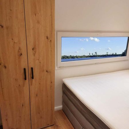 Die Schlafzimmer des Hausbootes sind mit hochwertigen Boxspringbetten ausgestattet.
